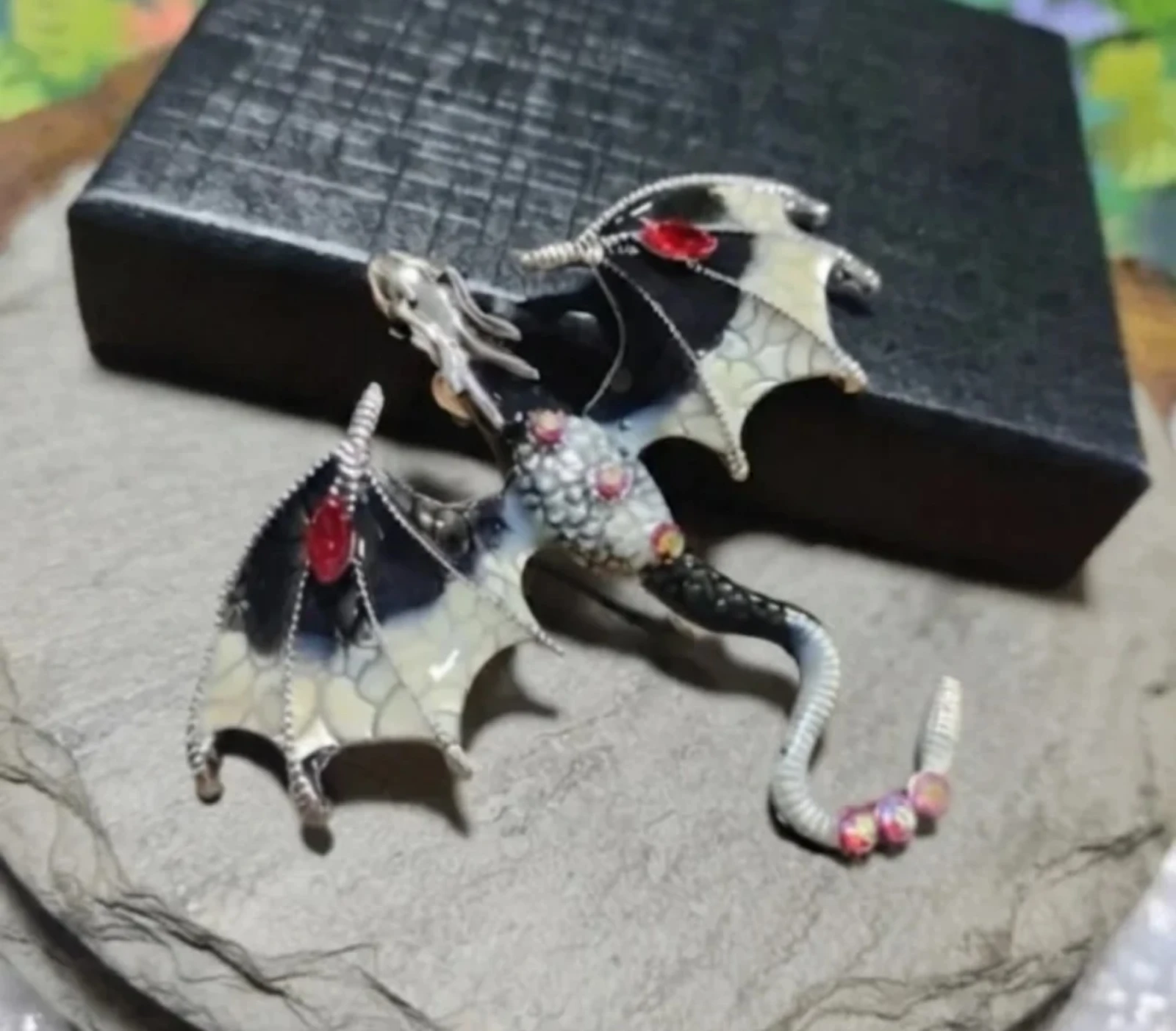 Broche de dragón esmaltado
